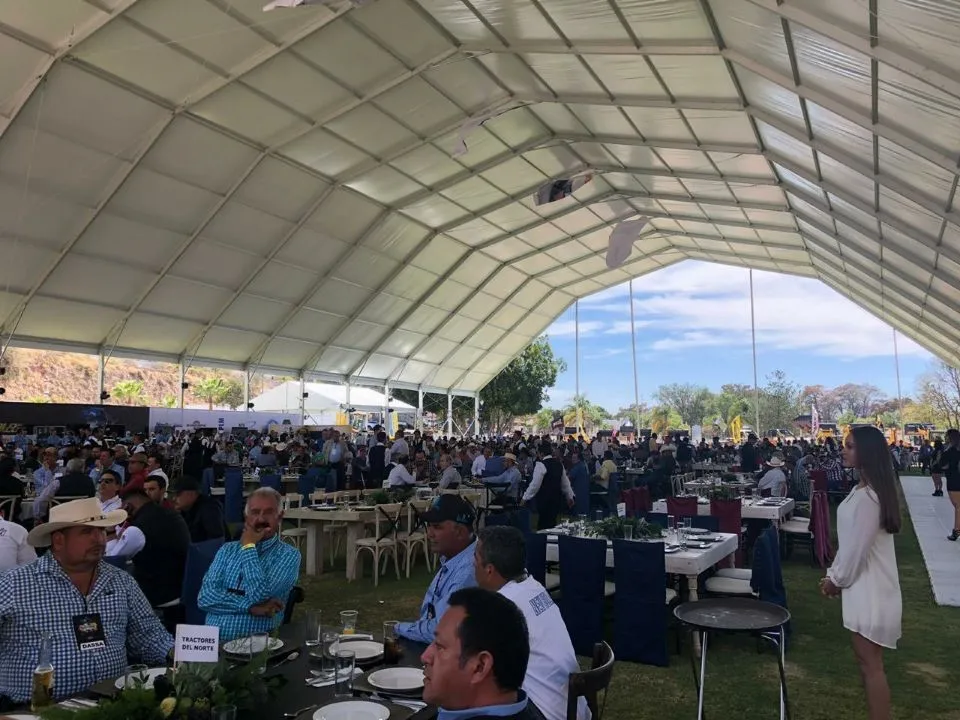 帐篷里的座位上坐着很多人