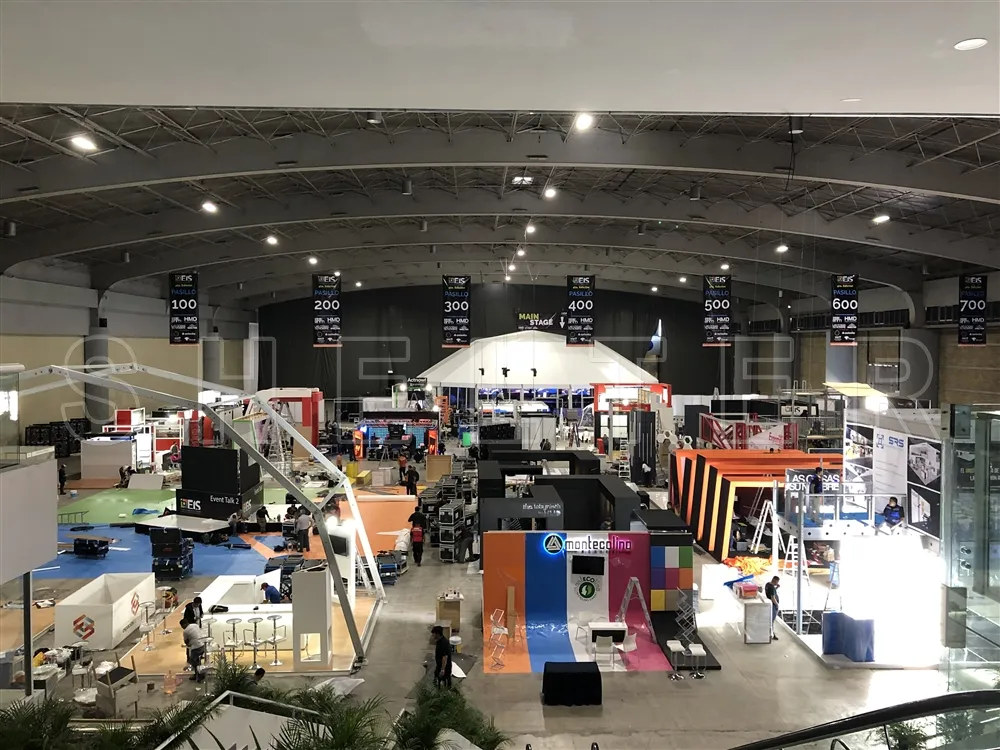 一个大帐篷里有很多展区